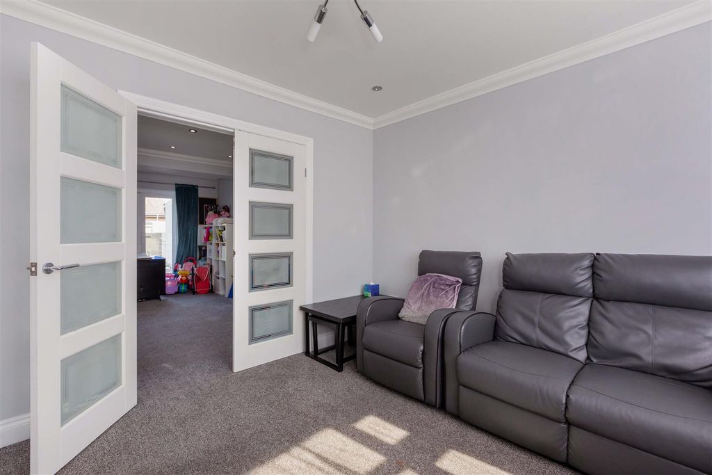 Property photo 3 of 17 22 Westgate Crescent-10.Jpg