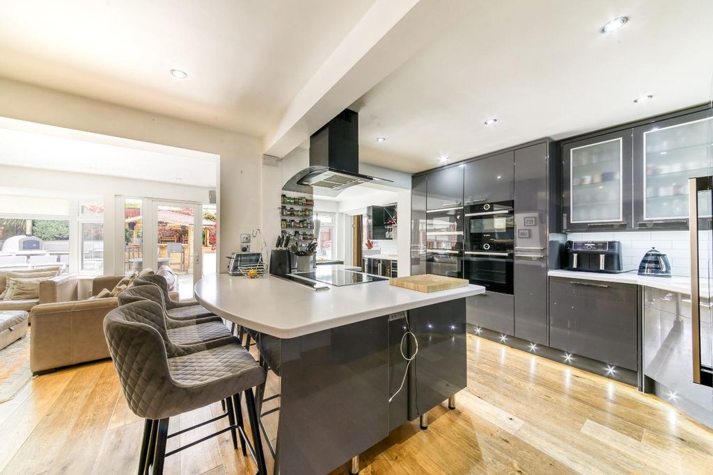Property photo 3 of 40 Auriol Close