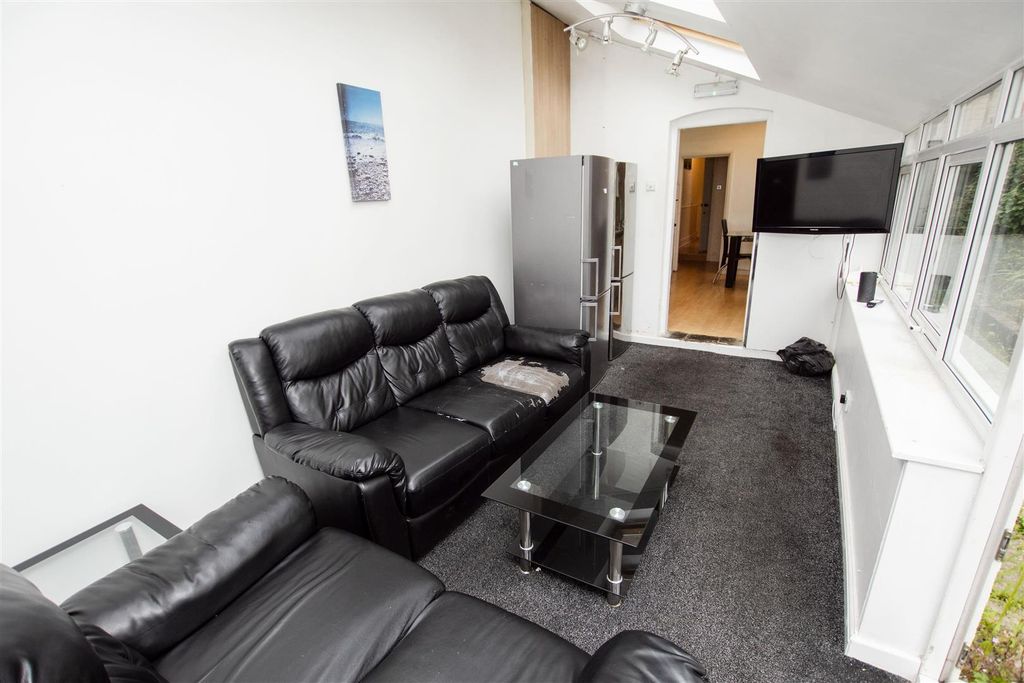 Property photo 1 of 13 Approach