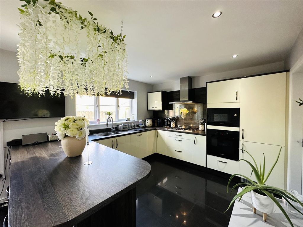 Property photo 2 of 26 Kitchen Diner