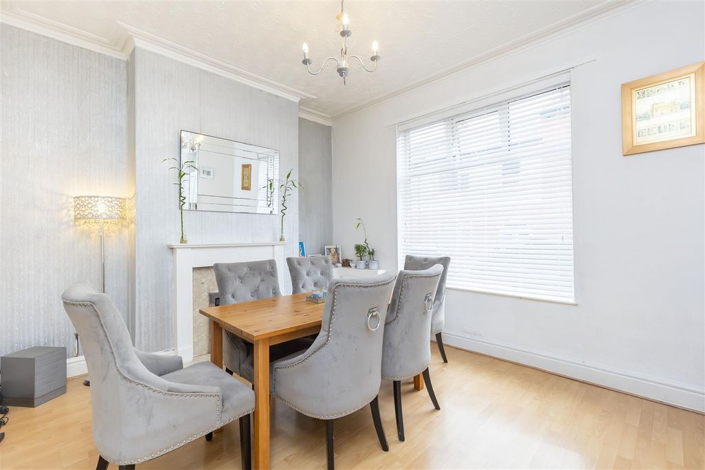 Property photo 3 of 17 Dining Room