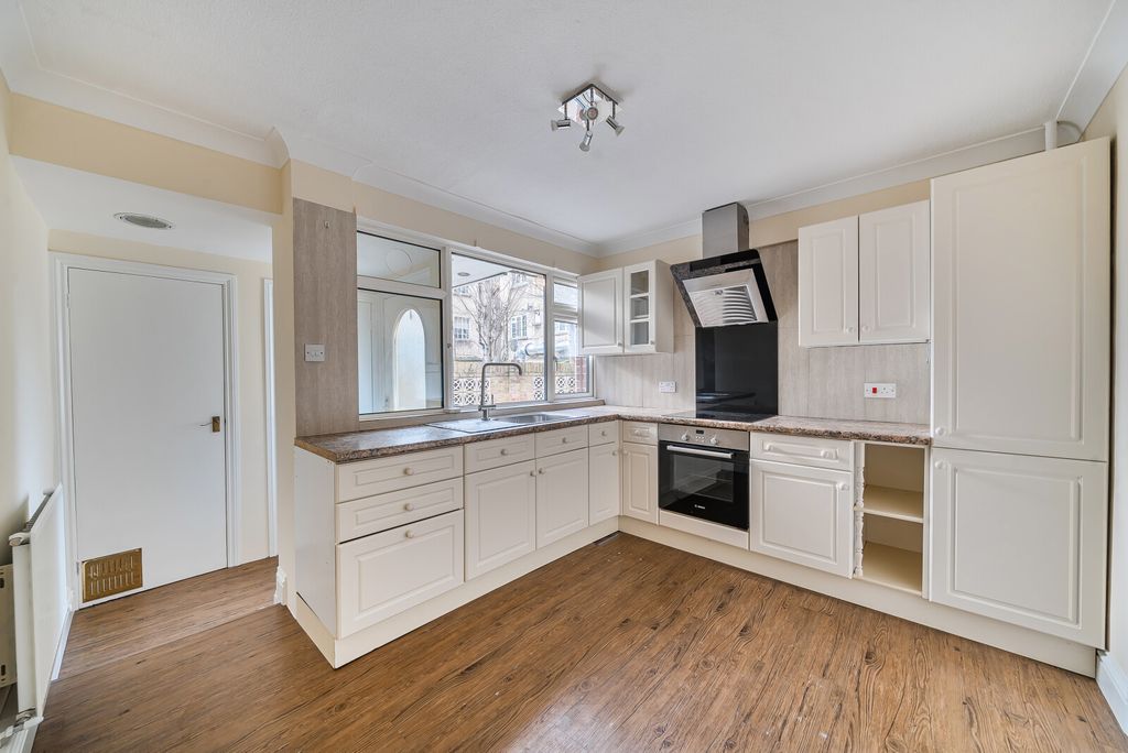 Property photo 2 of 11 1410096-12-698B25...