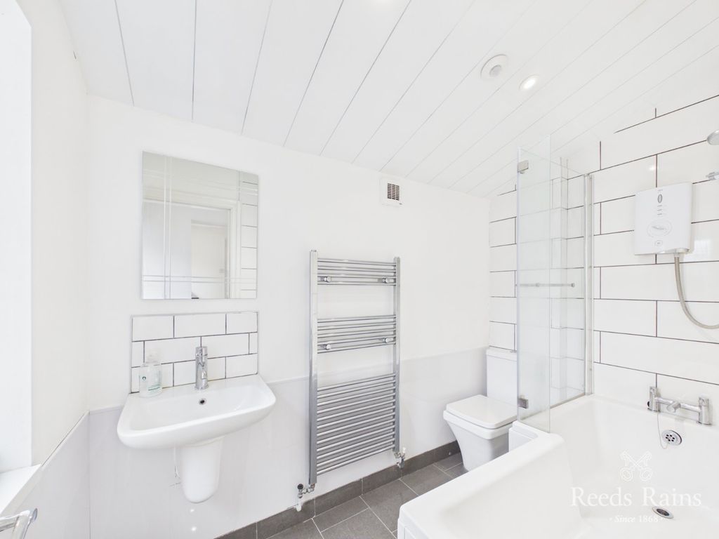 Property photo 3 of 19 Bathroom