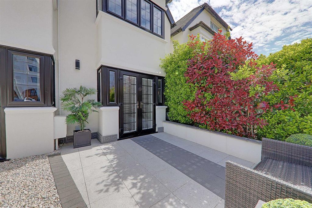 Property photo 3 of 28