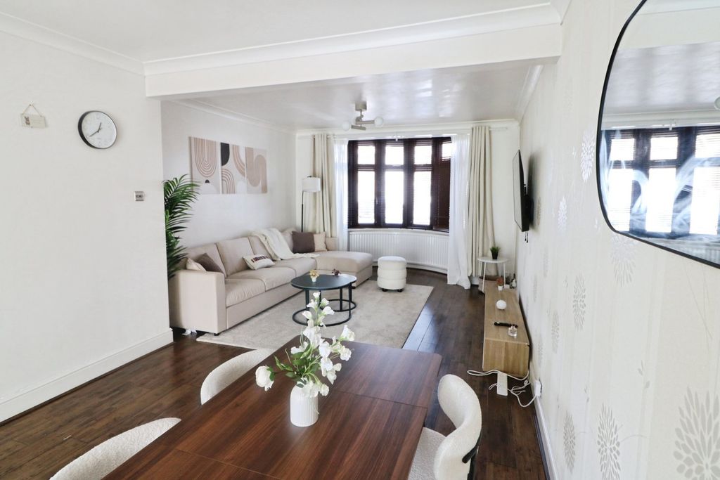 Property photo 1 of 13 Living Room