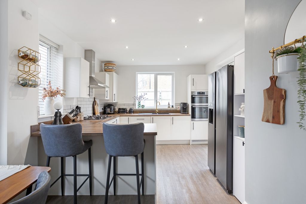 Additional image 2 of 3 bed detached house for salePhiland Lane, Coulsdon CR5