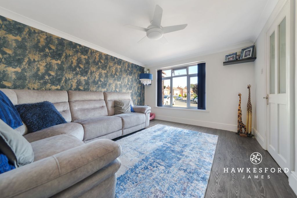 Property photo 2 of 15 Westerham Road - Lounge