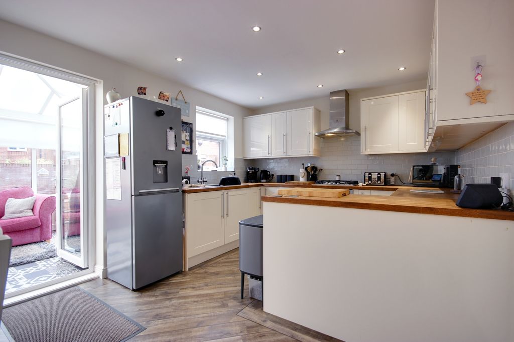 Property photo 3 of 20 1 Kit Din B