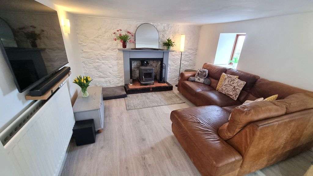 Property photo 3 of 27 Lounge