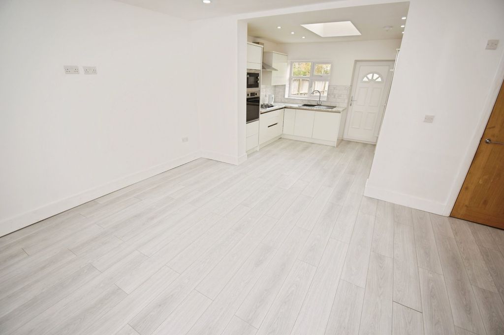 Property photo 3 of 20 Dining Kitchen