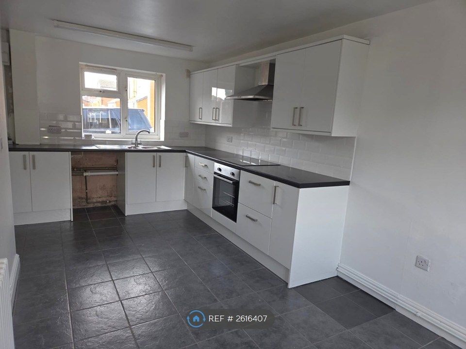 Property photo 3 of 7 Kitchen