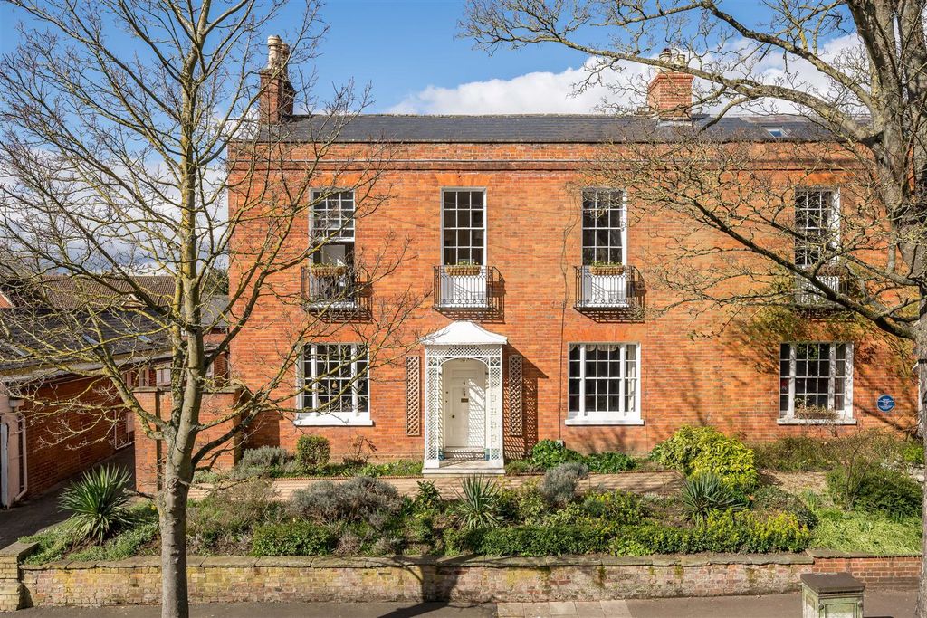 Property photo 1 of 28 250315 - 4 The Crescent, Bedford - 02.Jpg