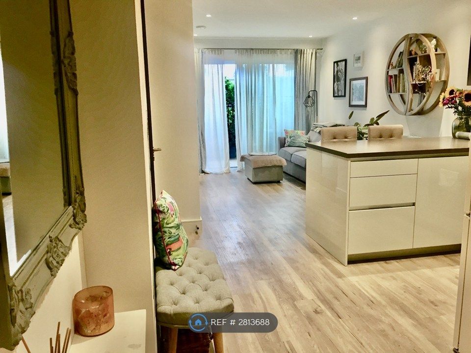 Property photo 3 of 13 Livingroom