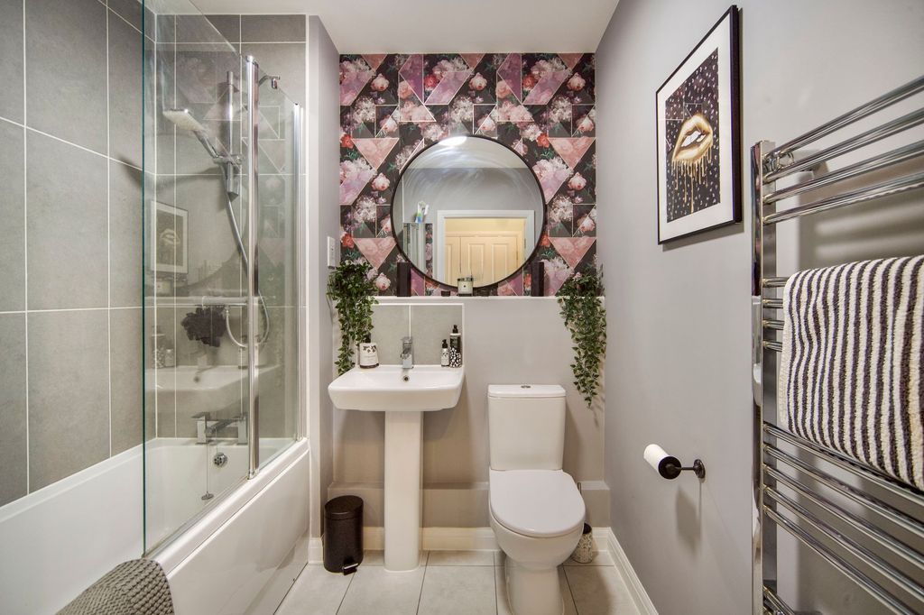 Property photo 3 of 17 Bathroom