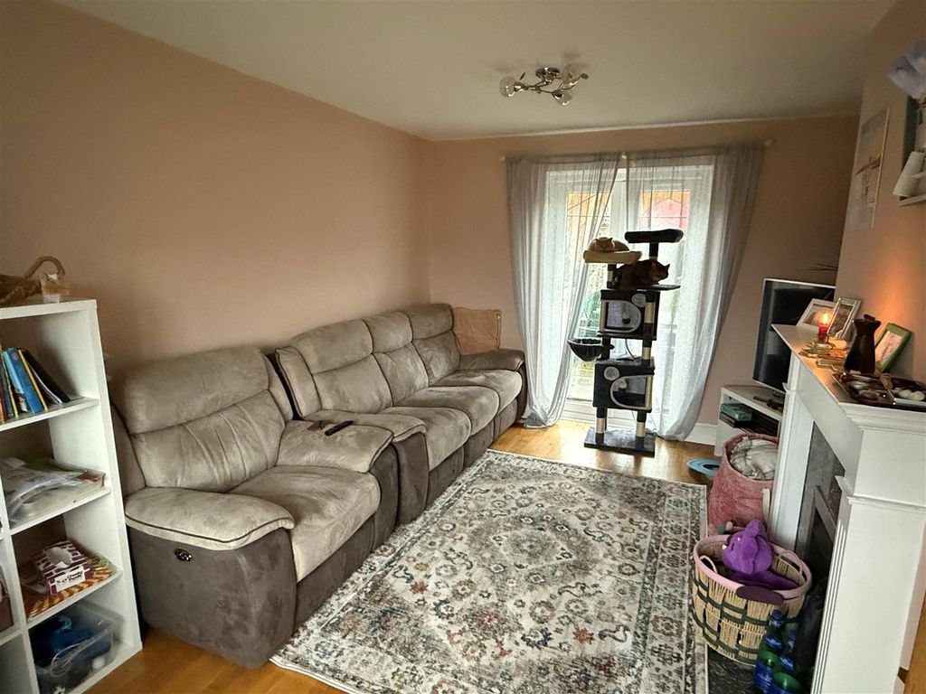 Property photo 2 of 12 Lounge