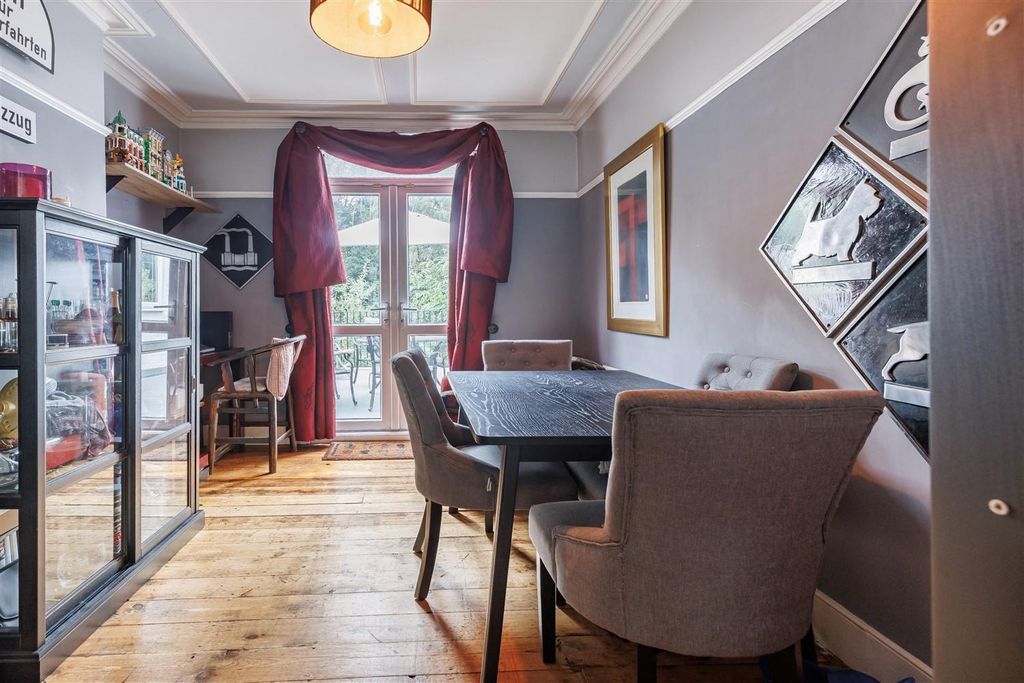 Property photo 3 of 30 Kendal Avenue 8