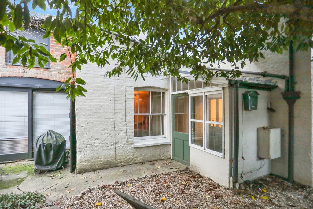 Property photo 2 of 20