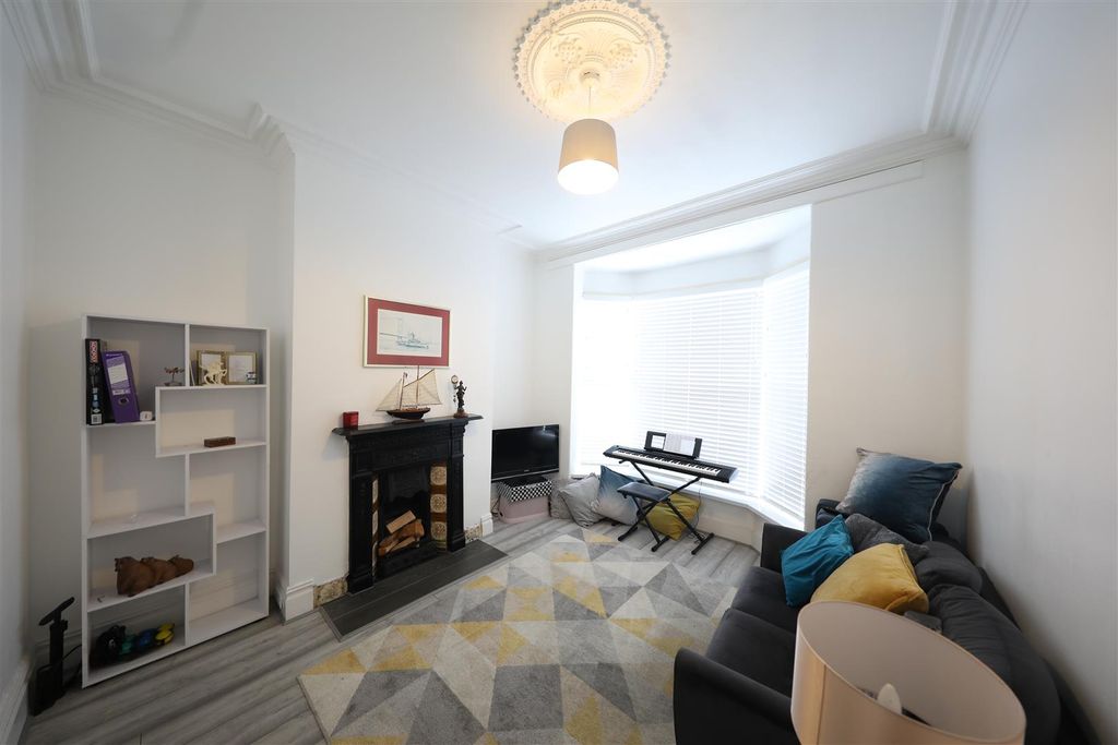 Property photo 2 of 14 Lounge