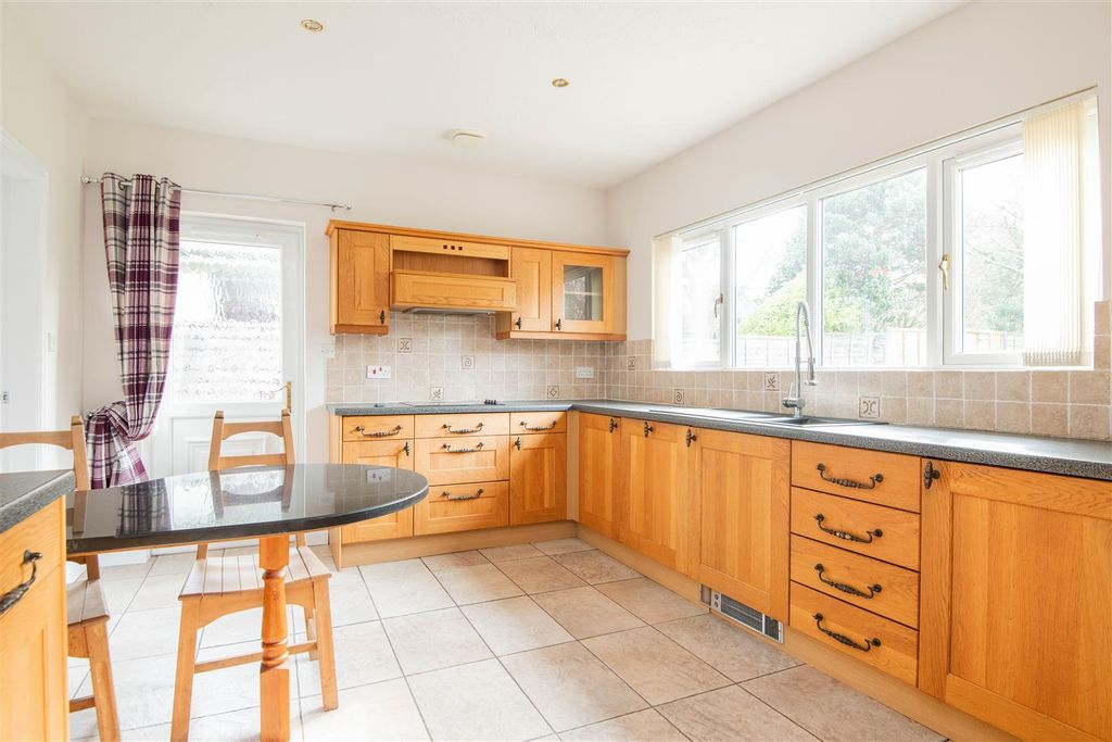 Property photo 2 of 25 Kitchen