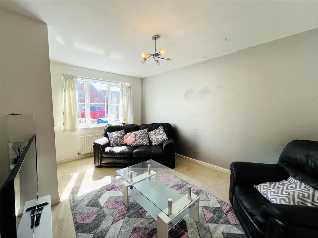 Property photo 3 of 12 Lounge