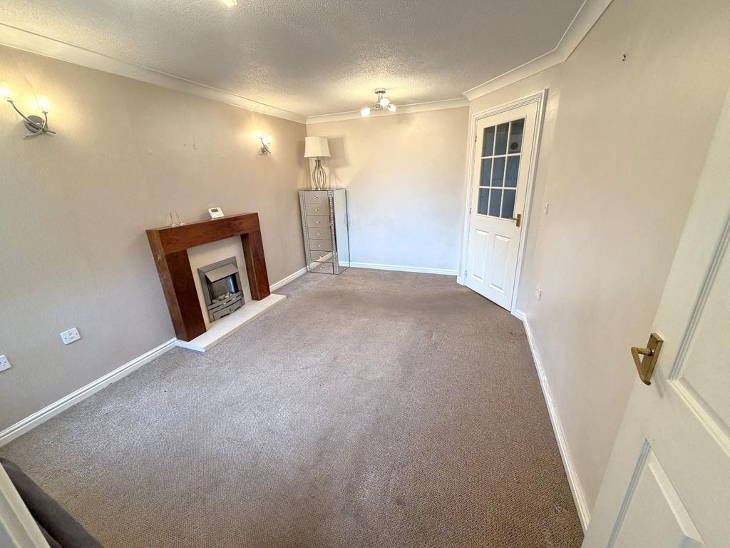 Property photo 3 of 18 Lounge