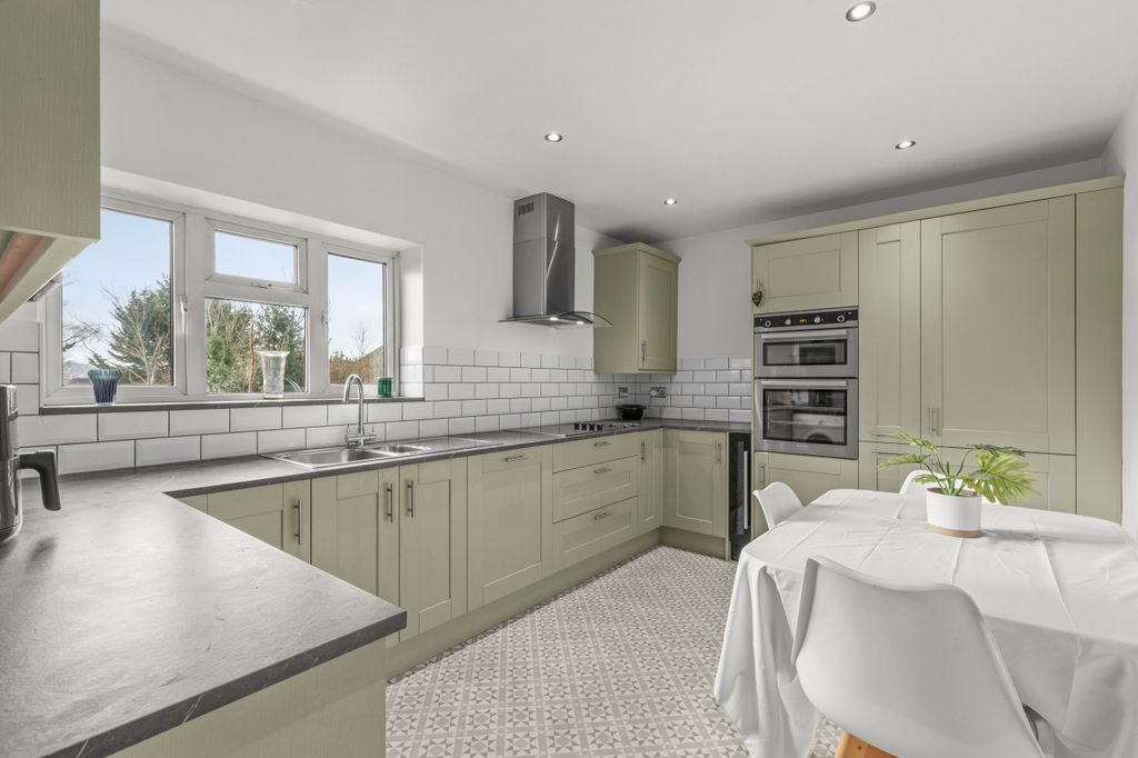 Property photo 3 of 15 4A Sandygate Rd, Sl7 3Az (Low Res)-4