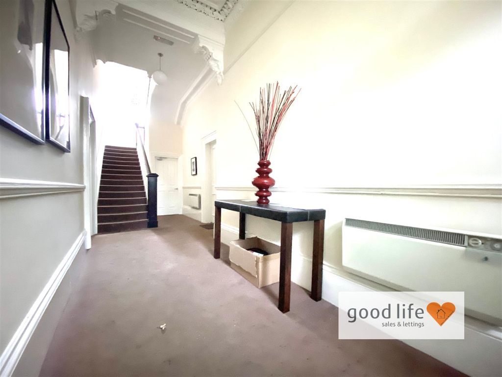 Property photo 1 of 15 20221101_150734192_Iosthornhilllgardensflat4.Jpg