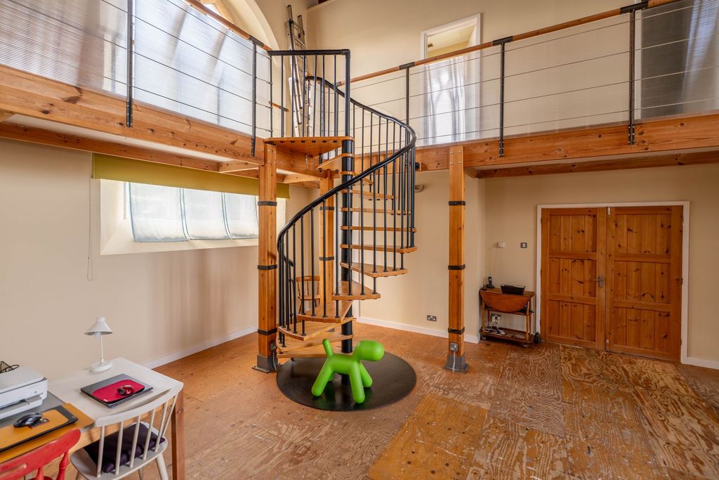Property photo 2 of 40