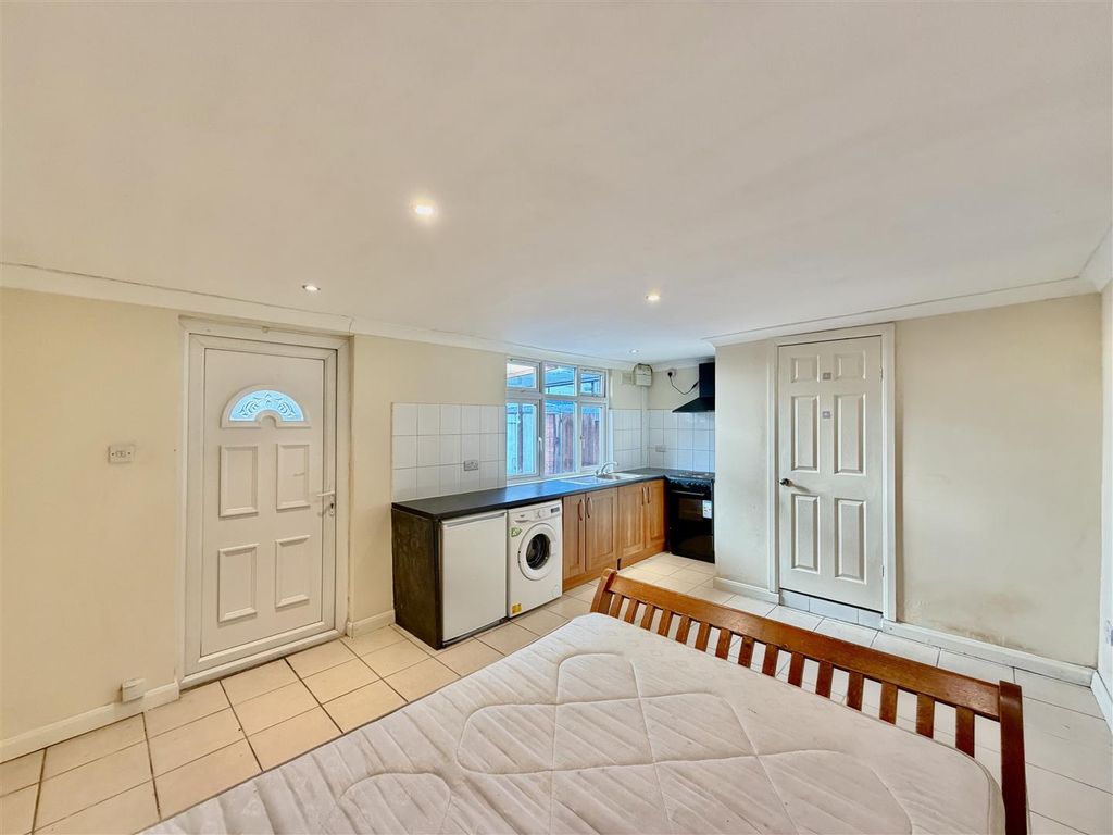 Property photo 2 of 6 Studio