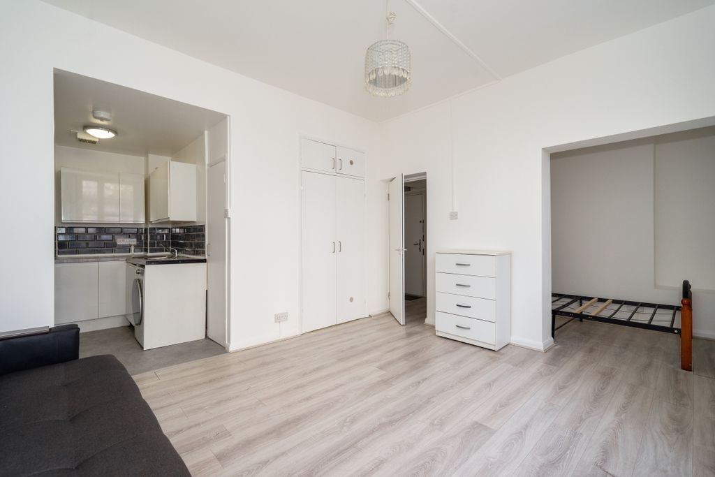 Property photo 3 of 7 Studio