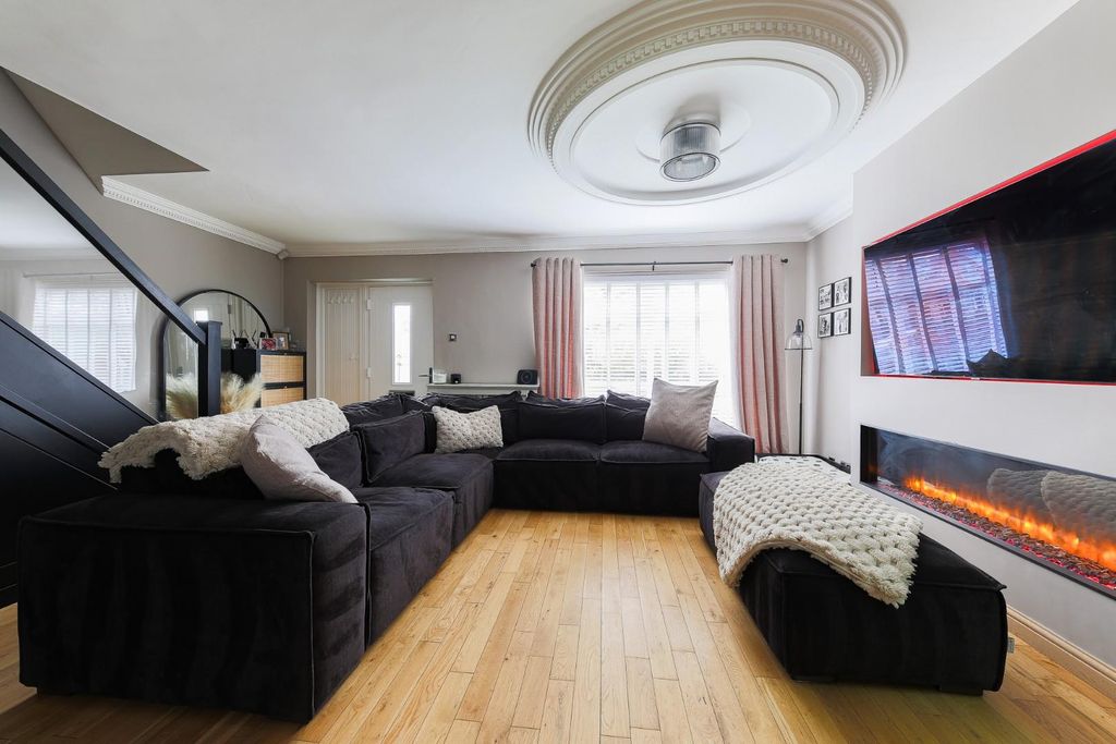 Property photo 2 of 13 Lounge