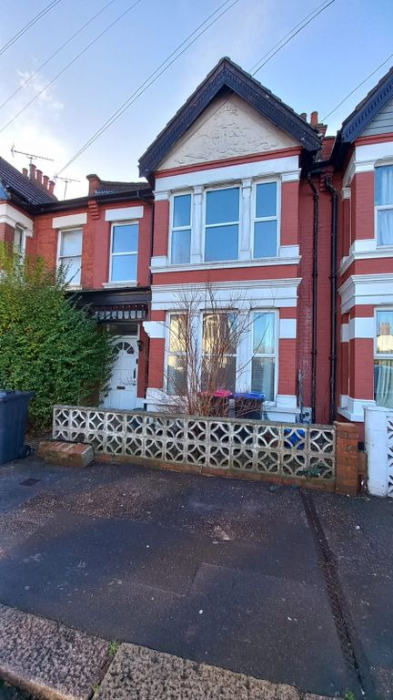 Property photo 1 of 25 4 Bedroom House In Heart Of Westcliff On Sea