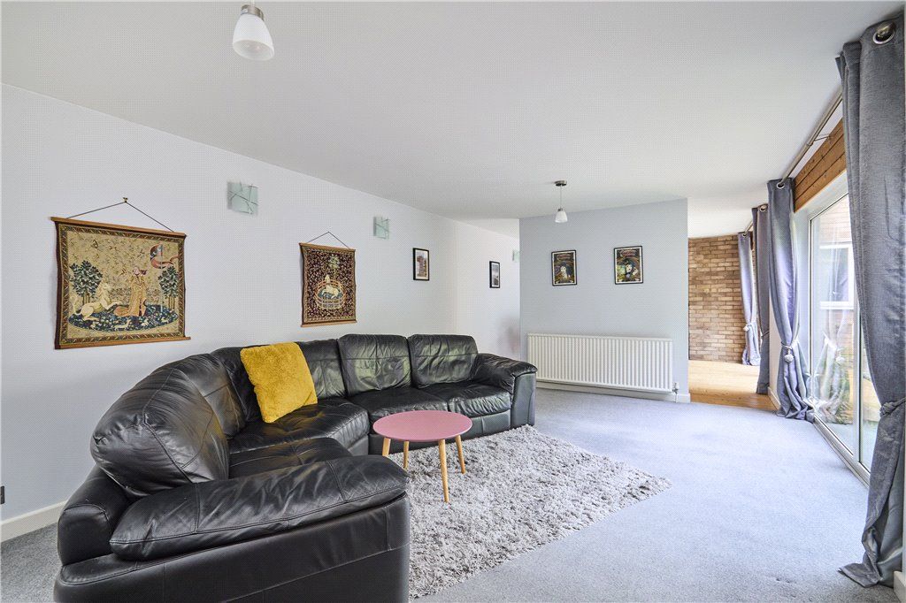 Property photo 3 of 22 Lounge