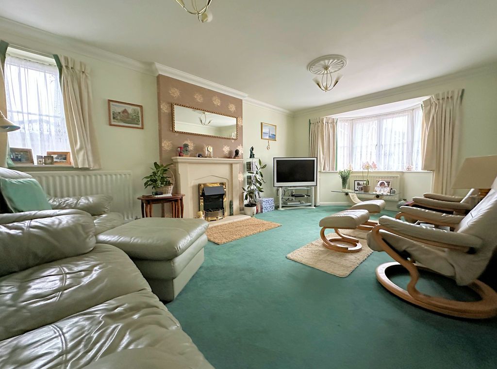 Property photo 2 of 24 Lounge