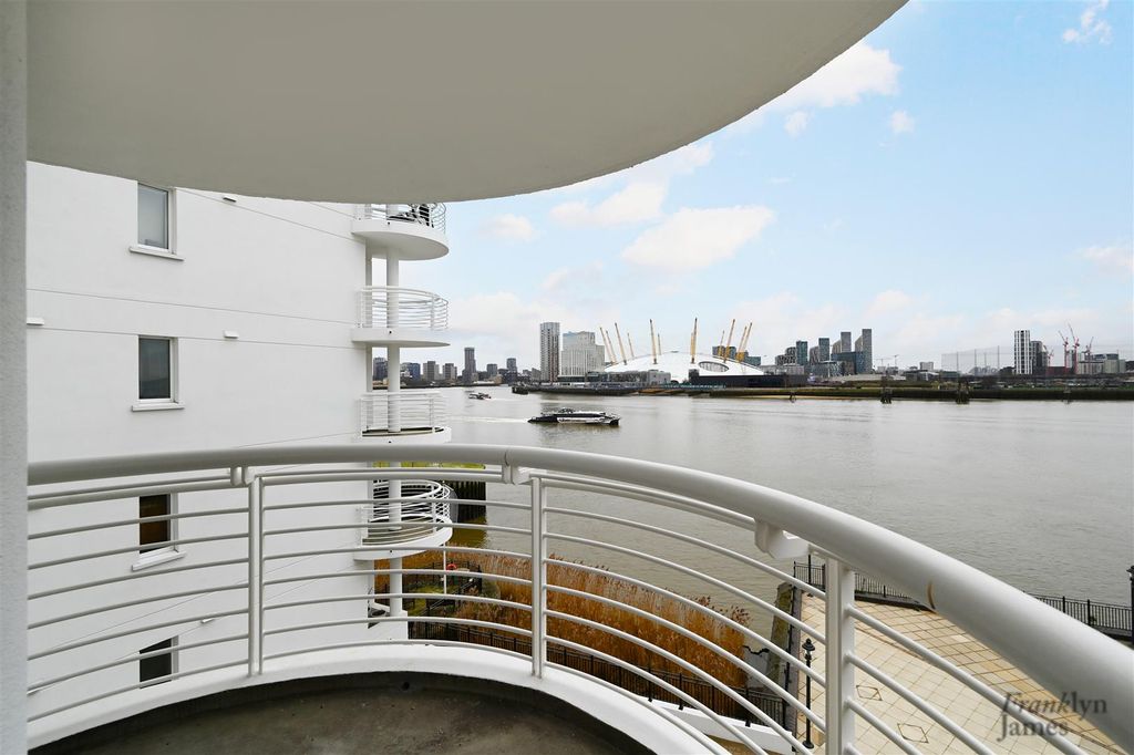 Property photo 2 of 11 Pierhead-Lock (5).Jpg