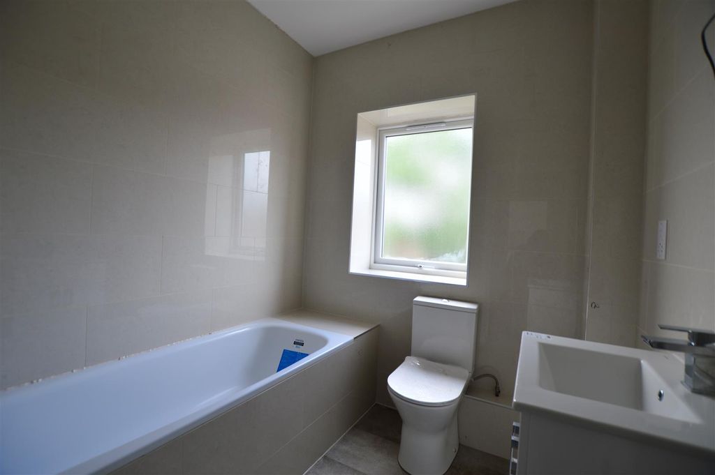 Property photo 1 of 5 Bathroom.Jpg