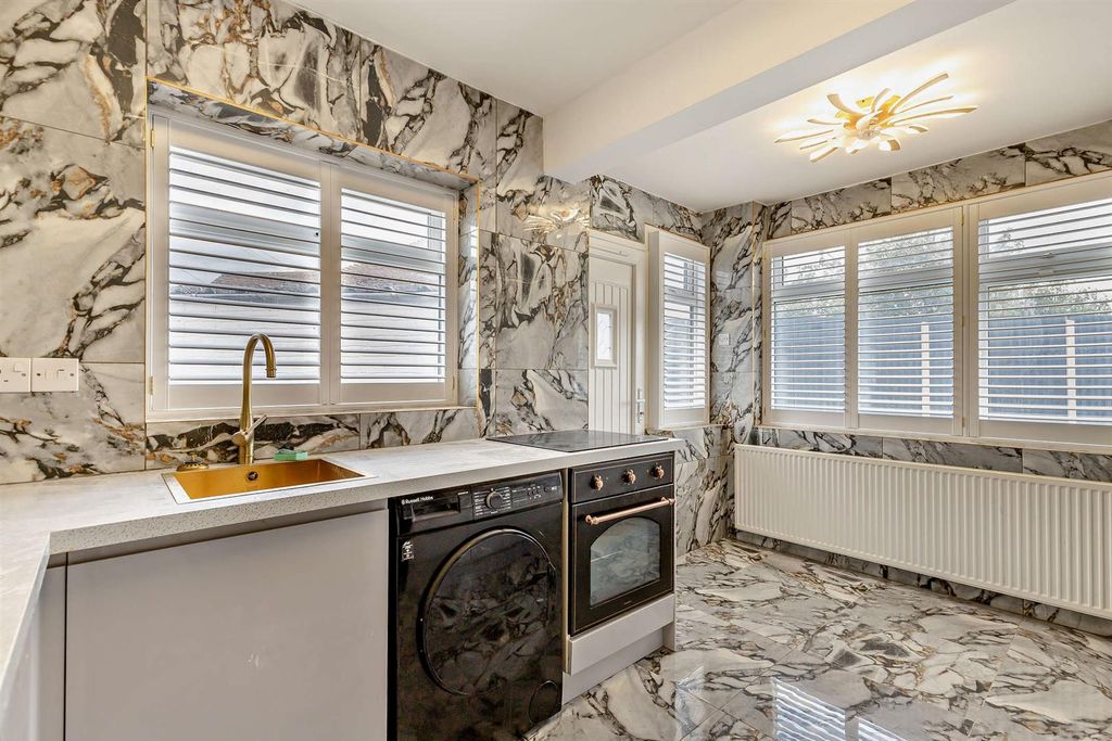 Property photo 3 of 17 8695482-Interior02-800.Jpg