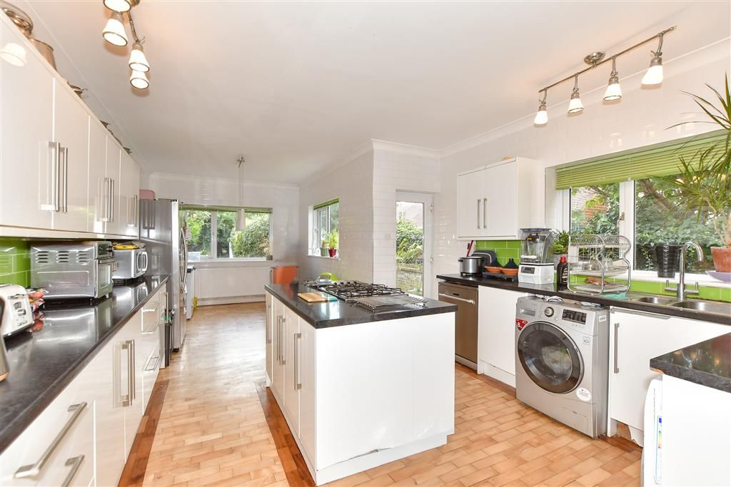 Property photo 3 of 12 Kitchen