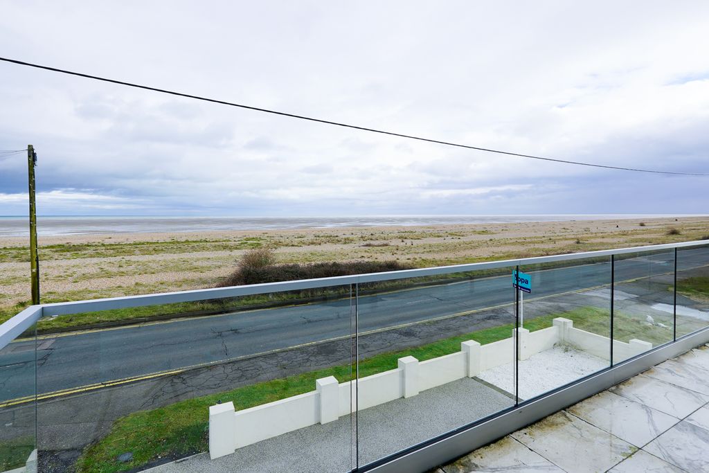 Property photo 2 of 24 Sea Views