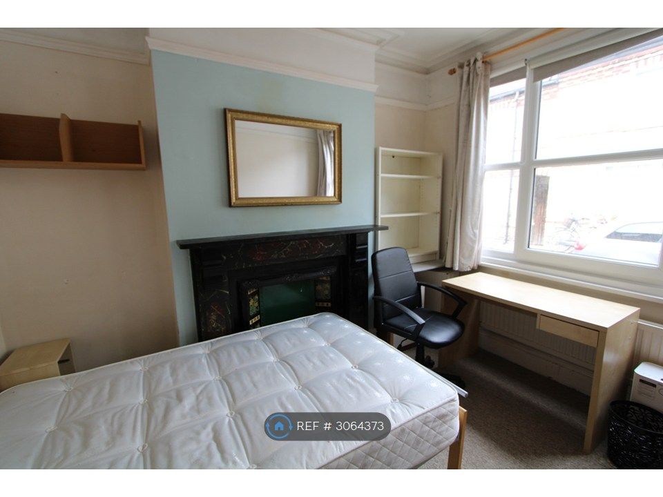 Property photo 3 of 10 Lounge/Bedroom 1