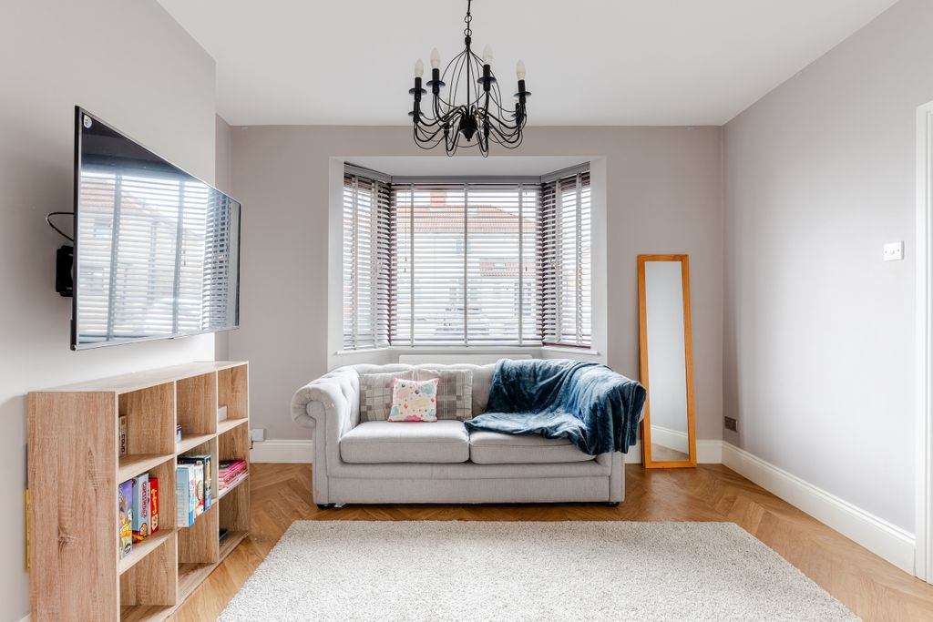 Property photo 3 of 17 A7400740-Hdr-20
