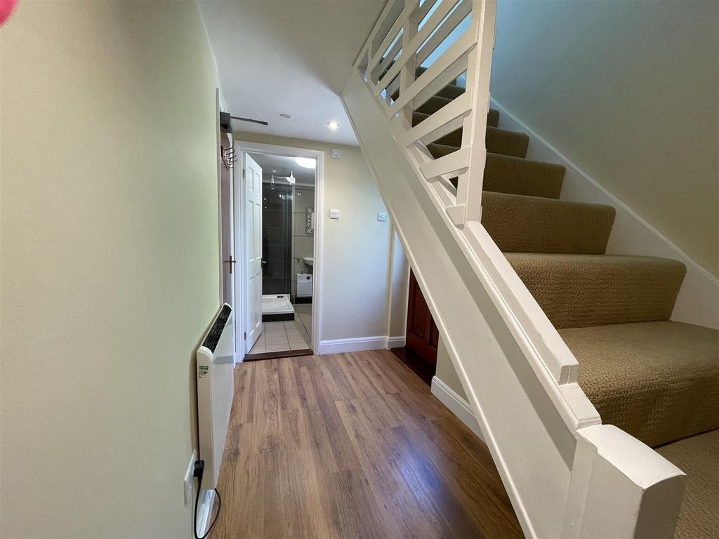 Property photo 3 of 12 Entrance Hall 1.Jpg
