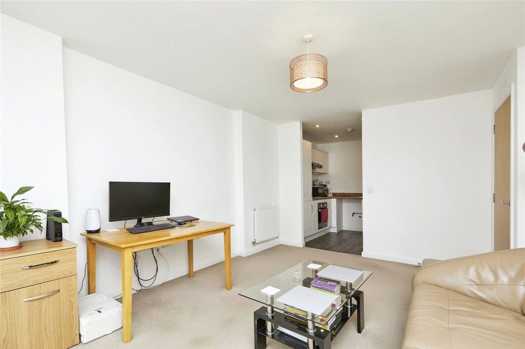 Property photo 3 of 16 Lounge