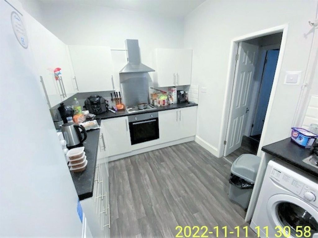 Property photo 3 of 14 Kitchen E.Jpg