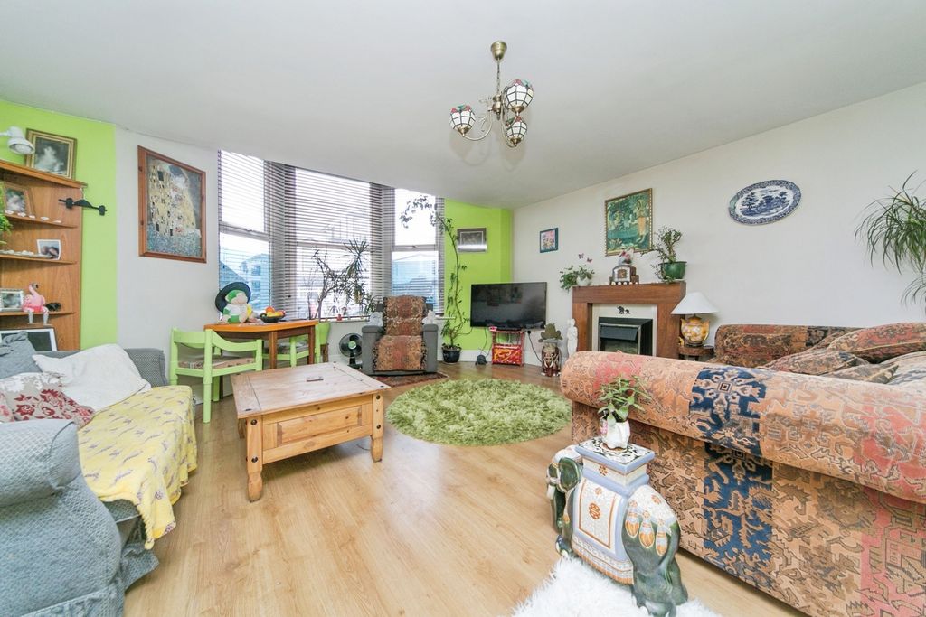 Property photo 2 of 16 Lounge