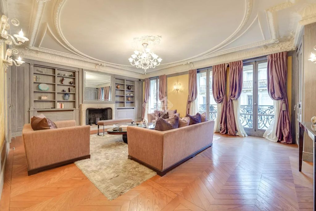Property photo 1 of 11 Beautiful Apartment In The Golden Triangle - 8th Arrondissement