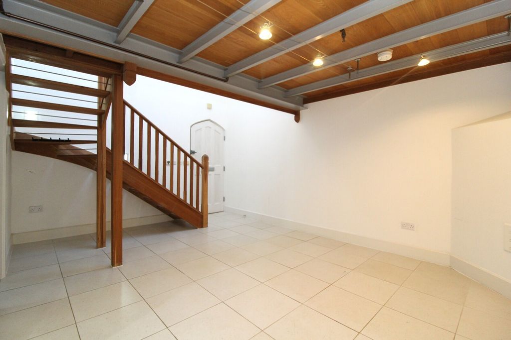 Property photo 3 of 8 Lounge