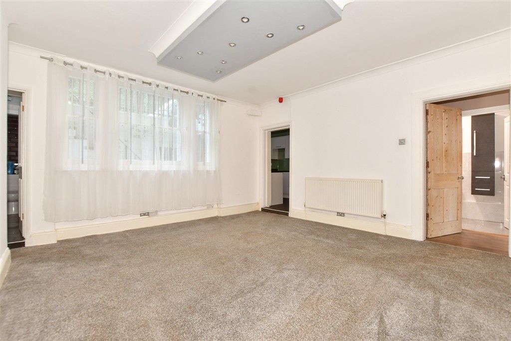 Property photo 3 of 16 Lounge