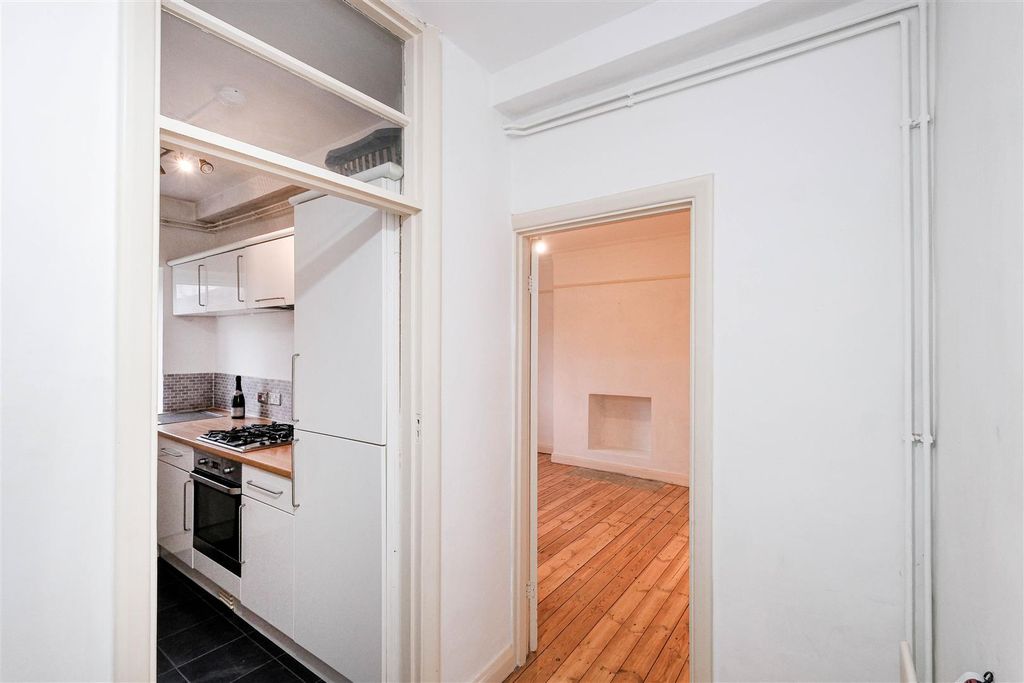 Property photo 3 of 23 48 Malford Court-3.Jpg