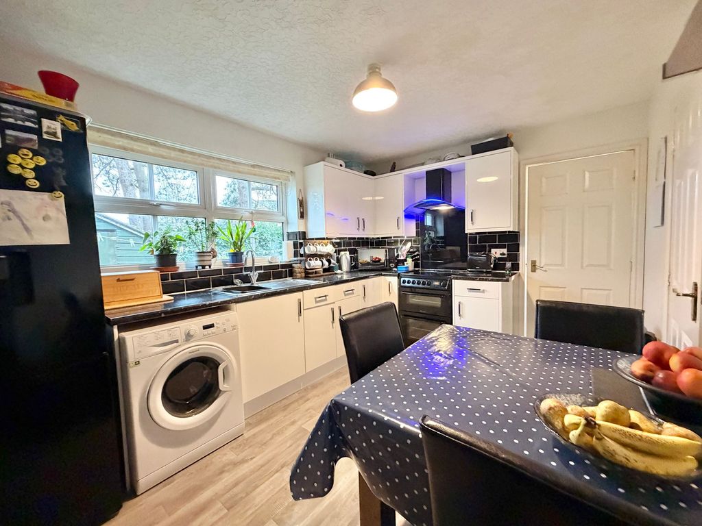 Property photo 3 of 11 Dining Kitchen